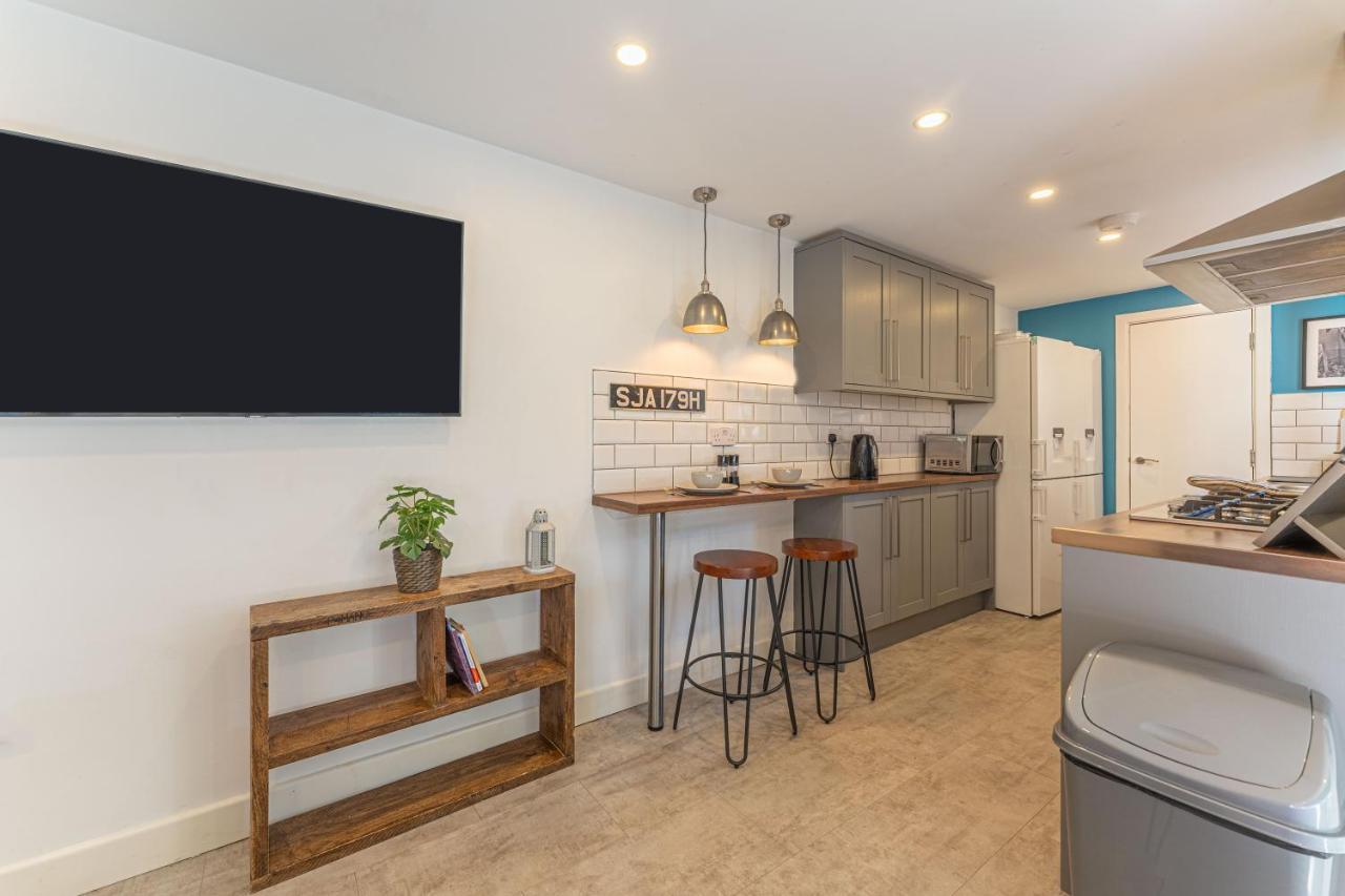 Stylish 5-Bed Home, Each With En-Suite And Own Tv Coventry Eksteriør billede