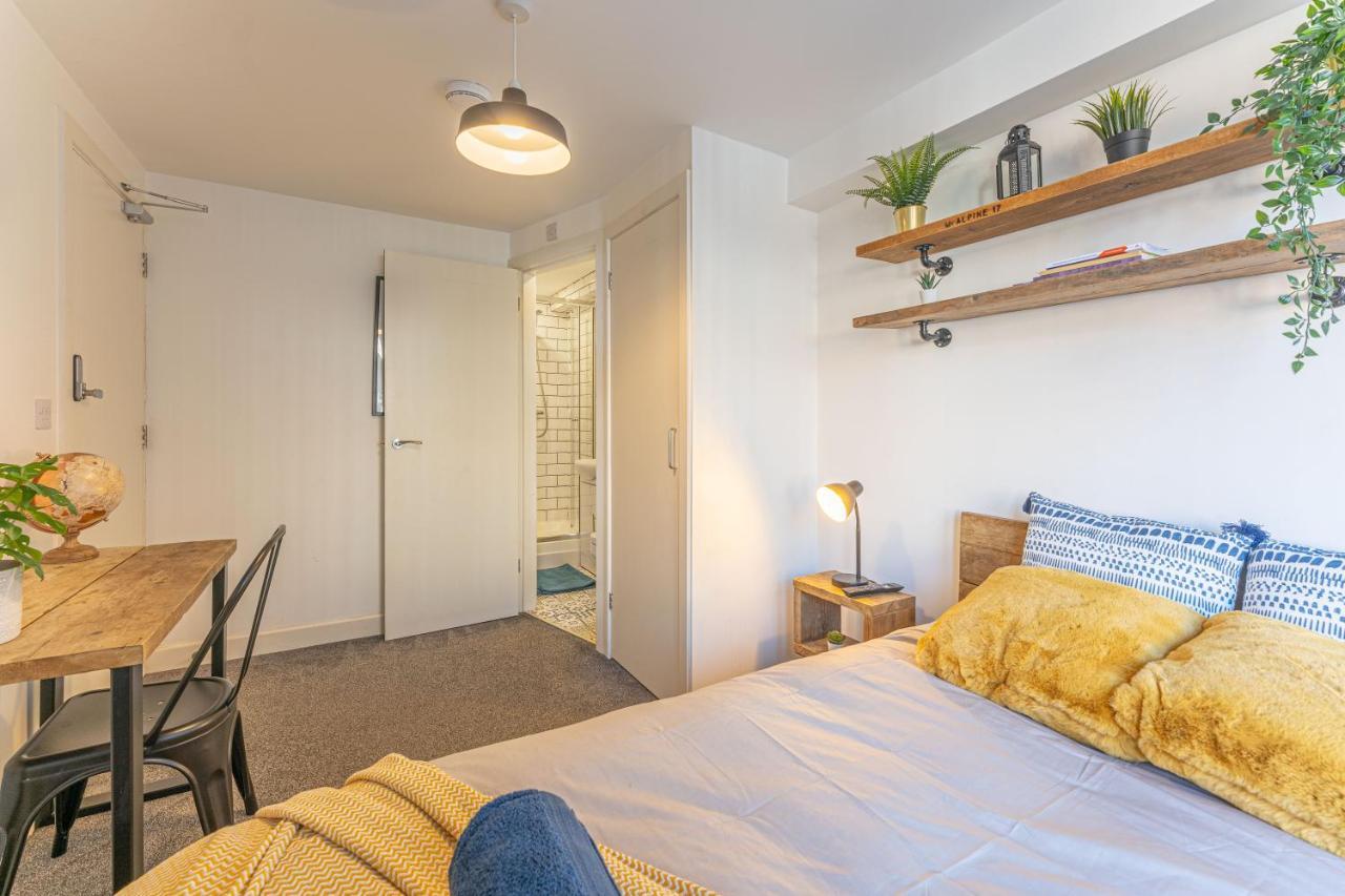 Stylish 5-Bed Home, Each With En-Suite And Own Tv Coventry Eksteriør billede