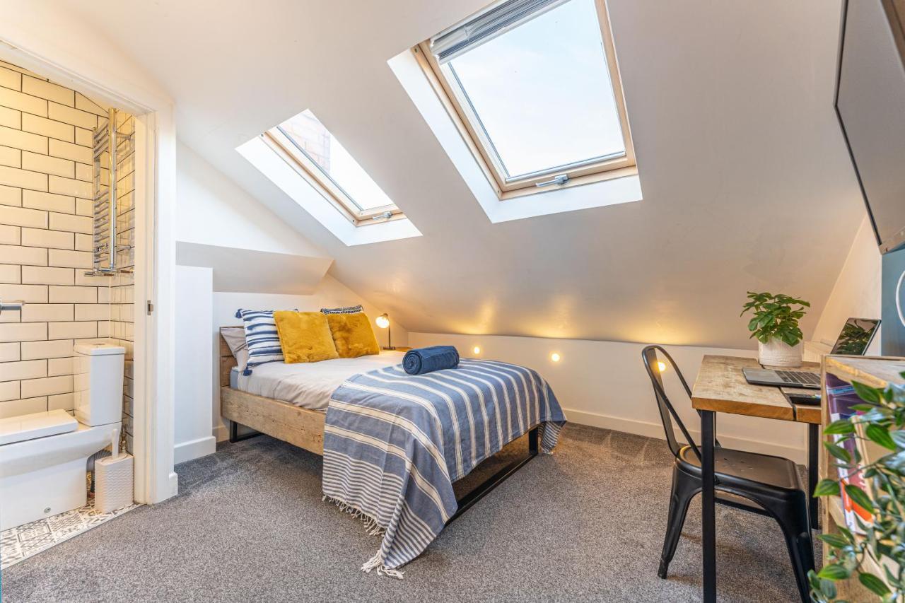 Stylish 5-Bed Home, Each With En-Suite And Own Tv Coventry Eksteriør billede